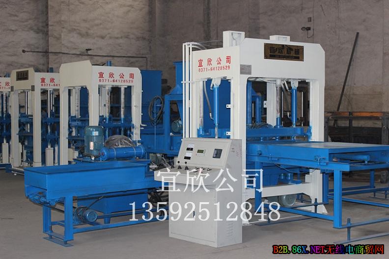 宜欣3-15挡土护坡砌块砖机 六棱块制砖机车间一角