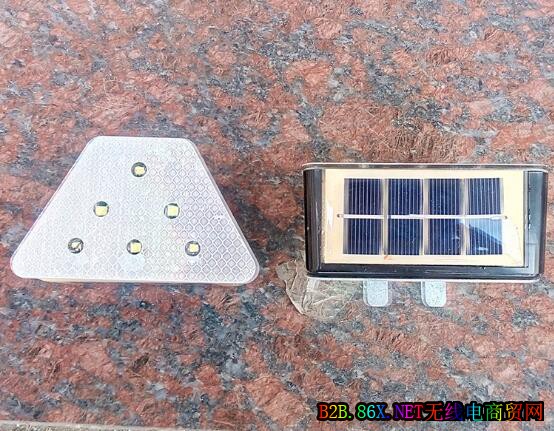 同步太阳能轮廓标